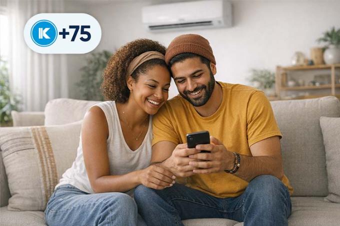 couple dans le canapé avec l'air conditionné