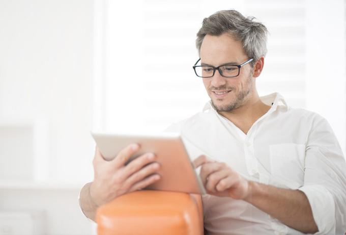 Homme avec tablette