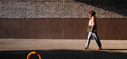 Dame marchant dans la rue