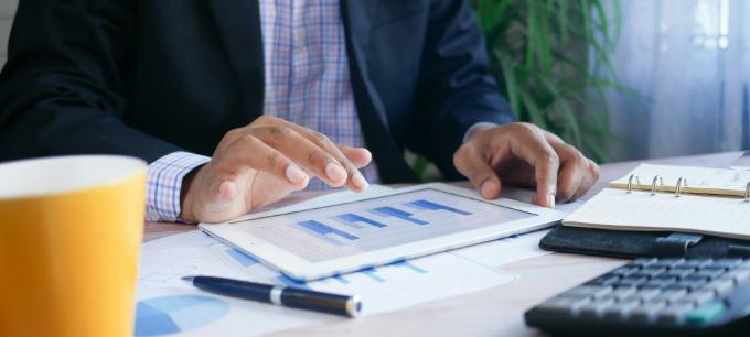 homme consultant les graphiques sur iPad
