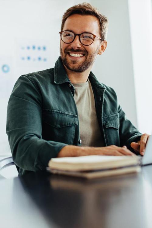 Homme souriant portant des lunettes