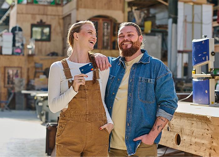 Couple détenant la carte de crédit de CBC
