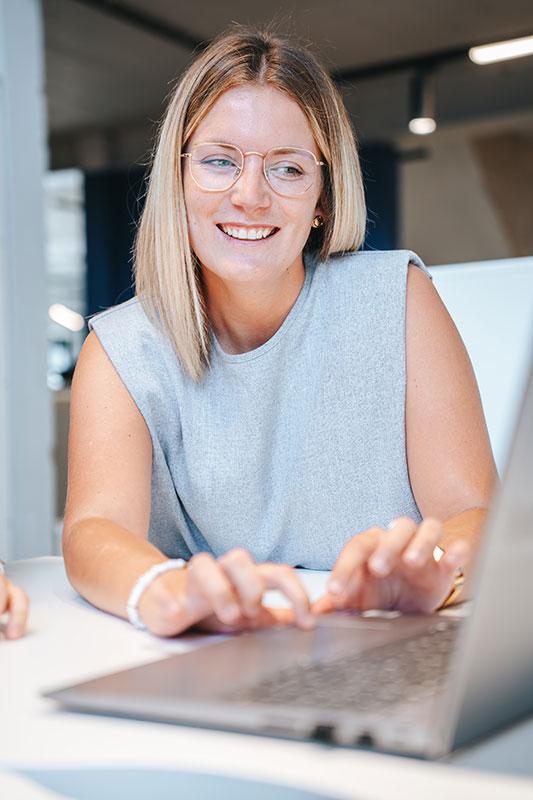 femme devant ordinateur portable