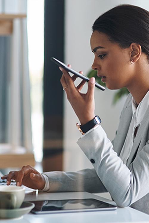 femme parlant en haut parleur sur son smartphone