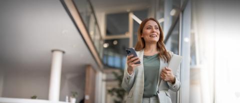 femme avec un smartphone entre les mains