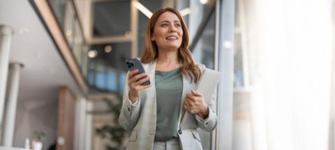 femme avec un smartphone en main