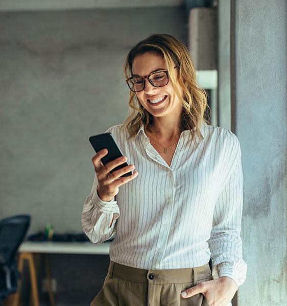 Femme avec smartphone