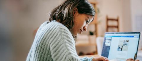 jeune femme travaillant sur son ordinateur portable
