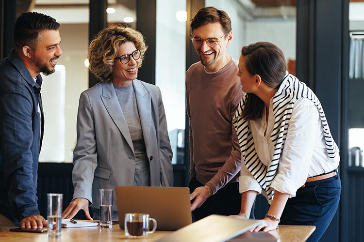 Jeunes qui discutent au travail