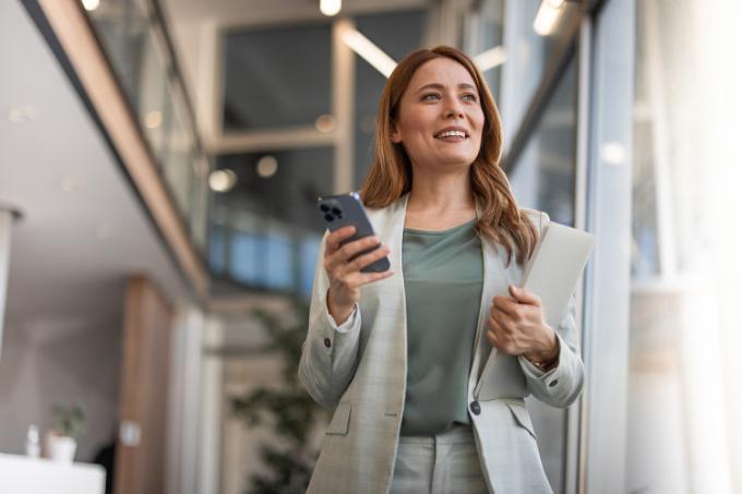 femme smartphone compte pro digital