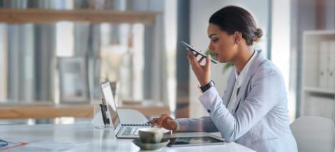 dame discutant au téléphone via haut-parleur