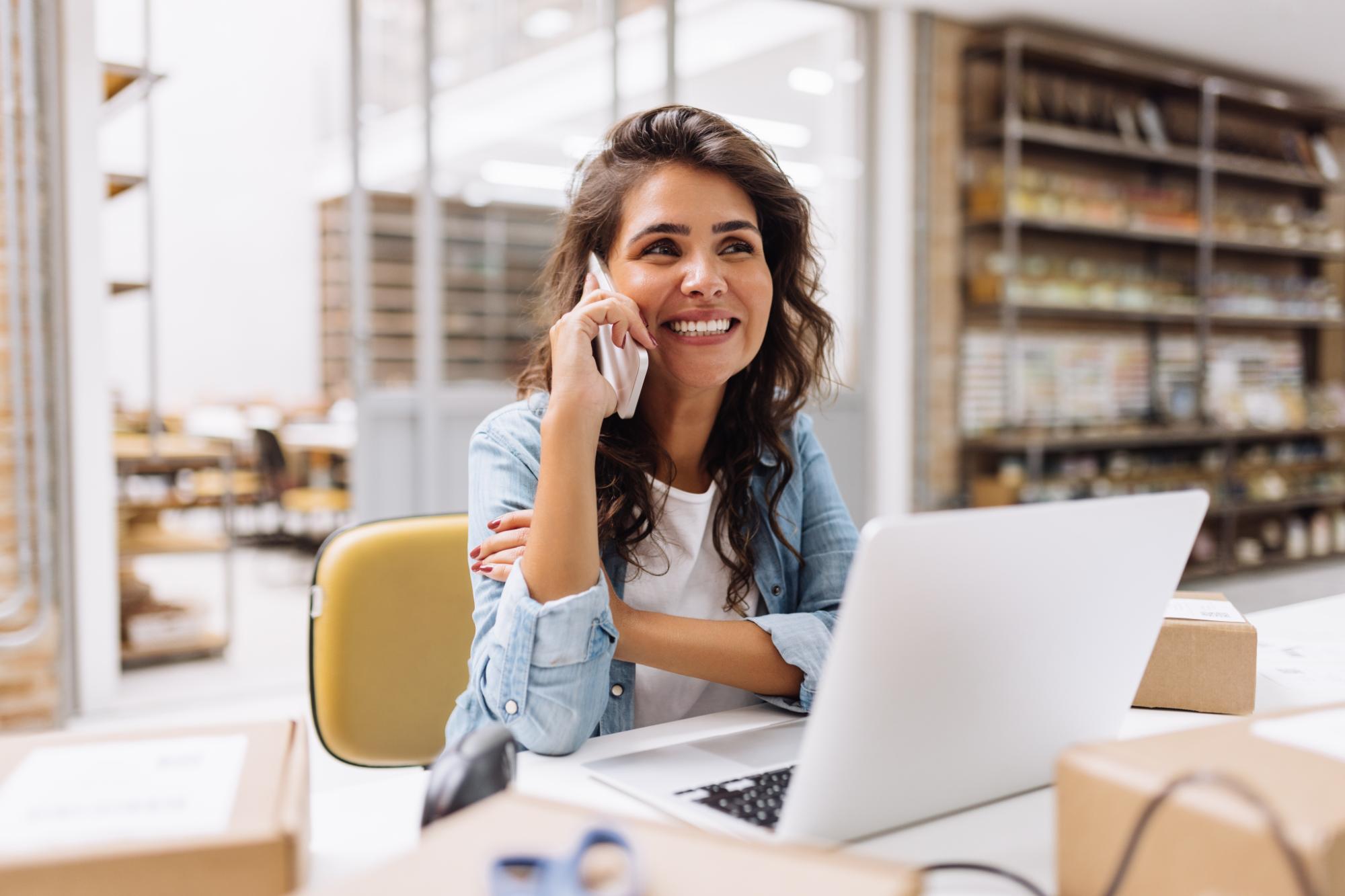 femme au bureau, femme au telephone