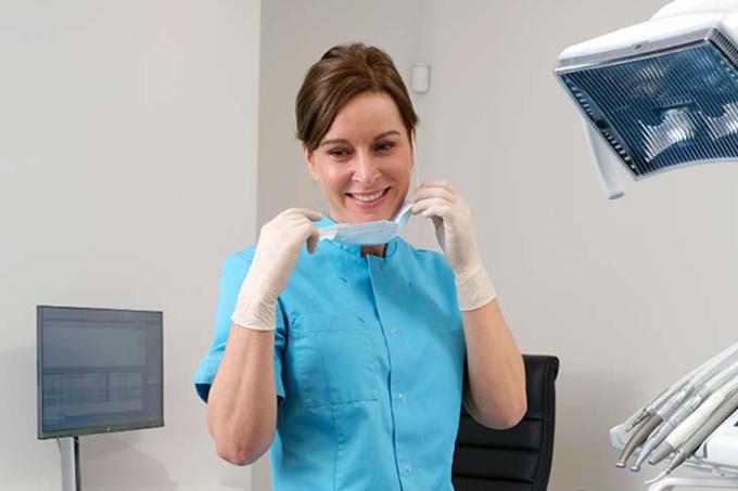 Dentiste indépendant examine un patient