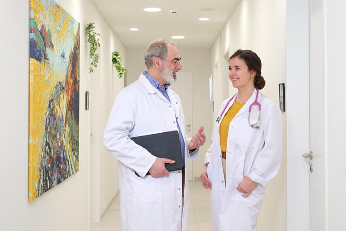 Un médecin transmet le flambeau à un jeune médecin