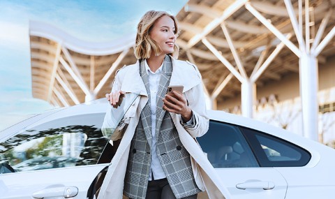 femme sortant de sa voiture