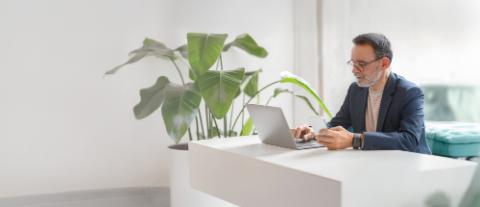 homme utilisant son laptop et mobile