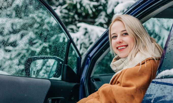 femme voiture hiver
