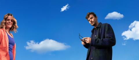 2 personnes devant un ciel bleu