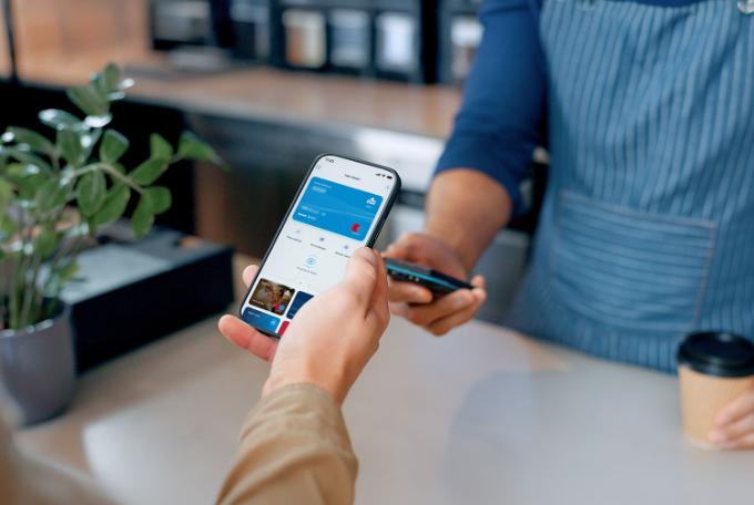 Une personne utilise le Kate Wallet dans CBC Mobile sur son smartphone 