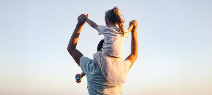 fille sur les épaules de son père