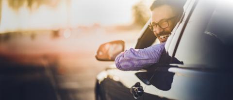 Homme au volant de sa voiture