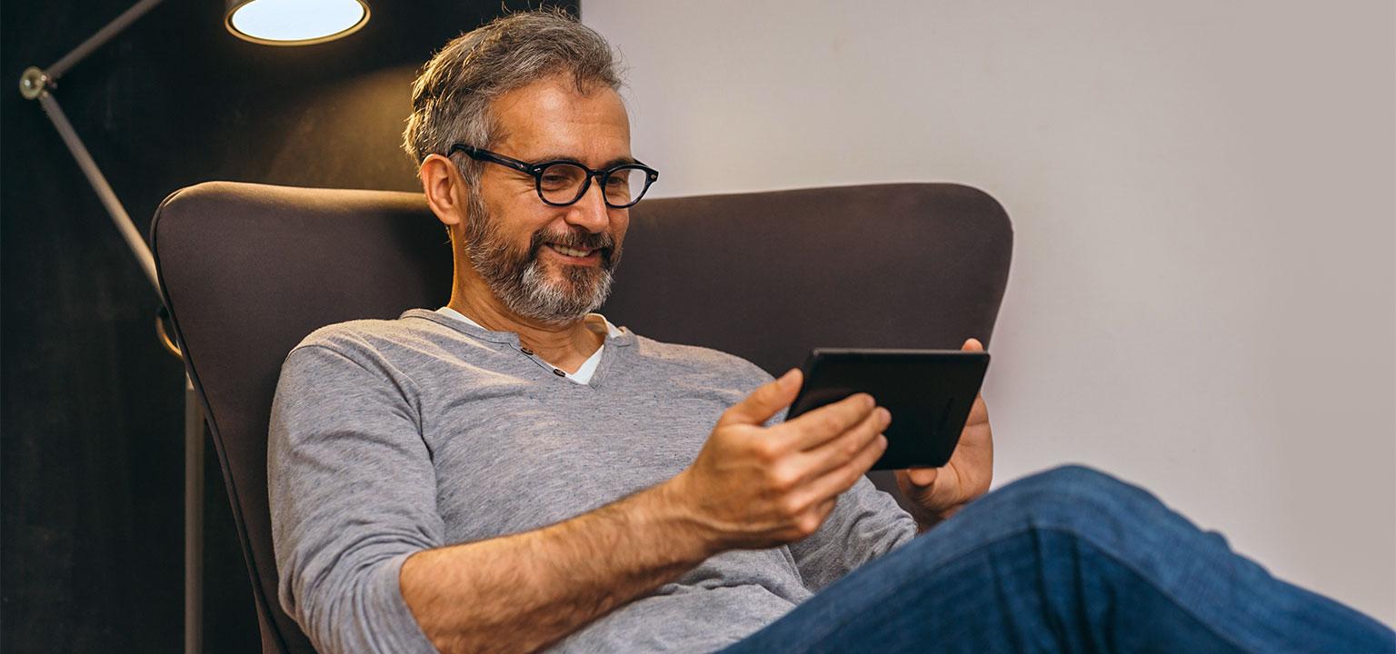 Homme regarde sa tablette