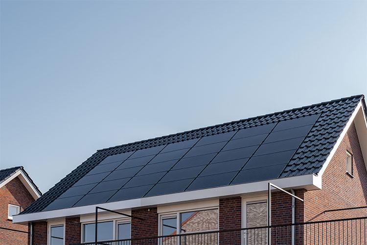 Toit avec panneaux solaires