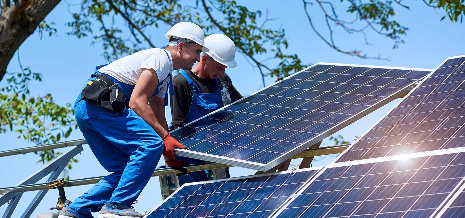 2 installateurs placent des panneaux solaires