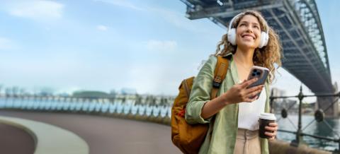 femme en city trip profitant de l'eSIM avec CBC