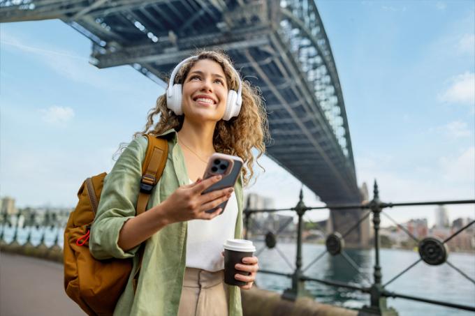 eSim, ta carte SIM numérique - femme en vacances