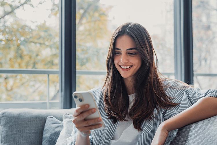 une jeune femme avec son smartphone