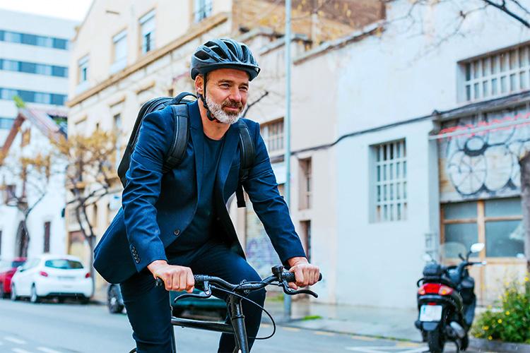 un homme à vélo avec son casque