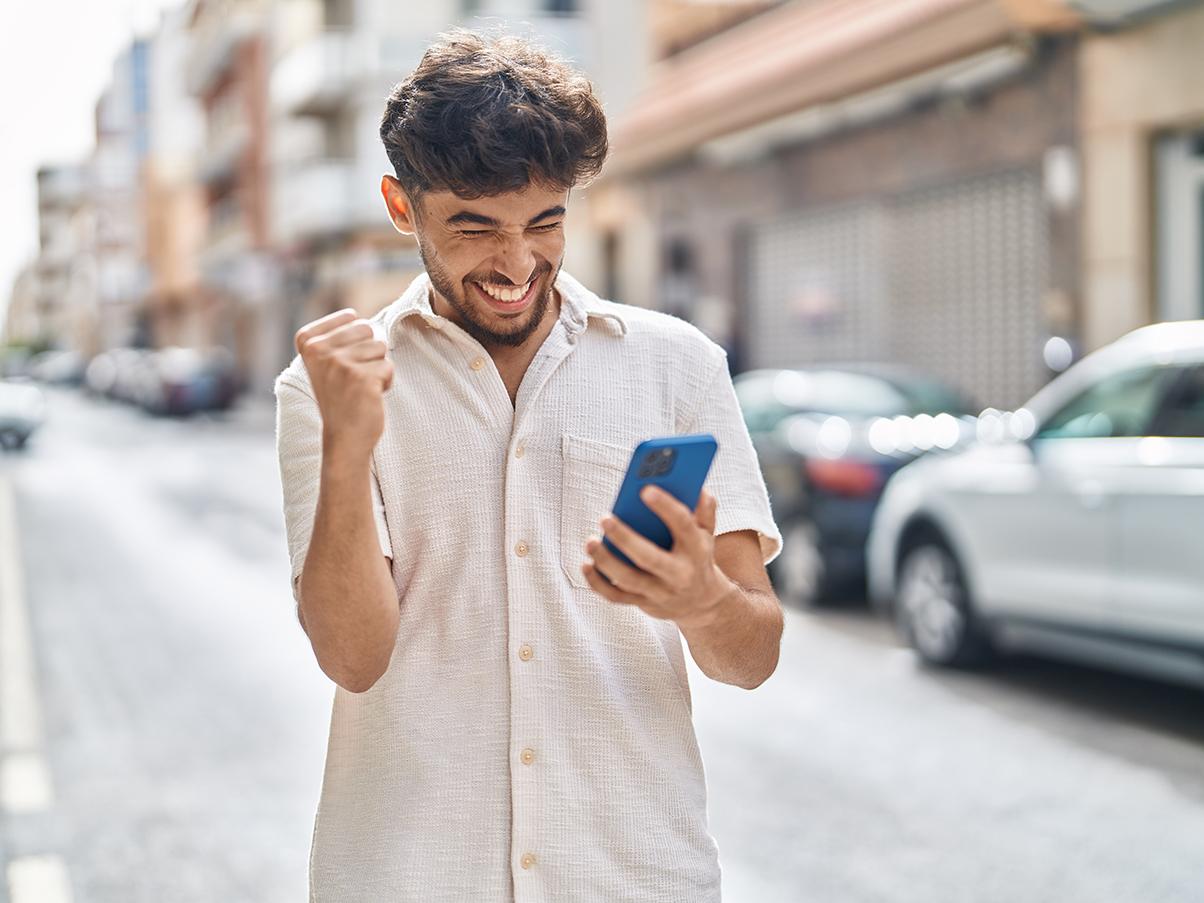 Homme content smartphone