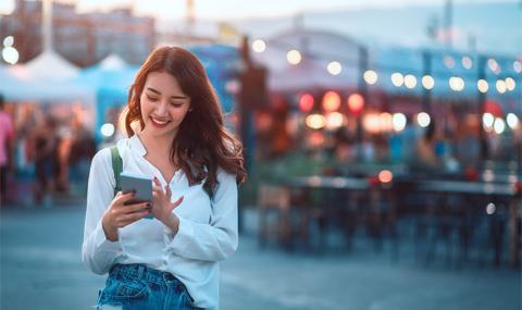 dame, smartphone en main, marchant en ville