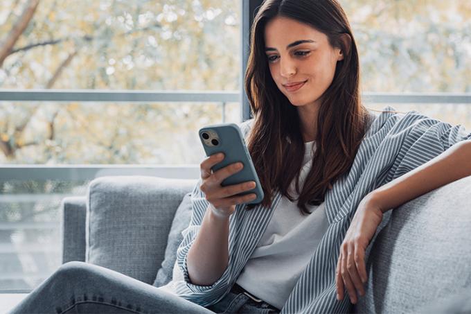Femme occupée sur son smartphone pour illustrer la page du profil d'investisseur