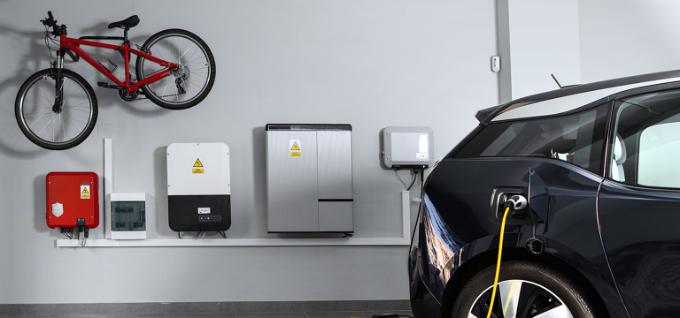 Un homme installe une batterie domestique