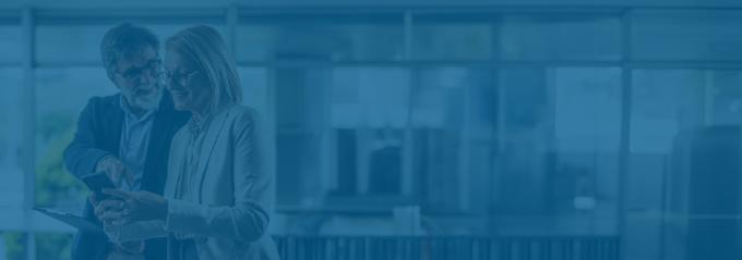 Couple Senior devant leur laptop