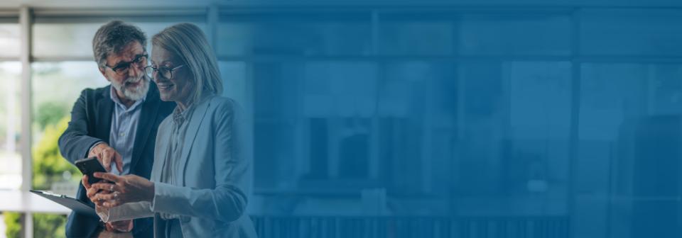 Couple Senior devant leur laptop