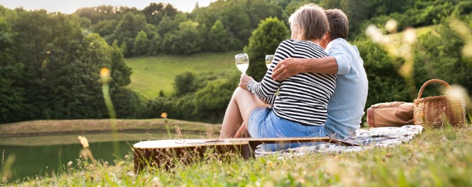 homme-femme-champagne-paysage-pension