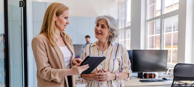 Mère et fille en discussion