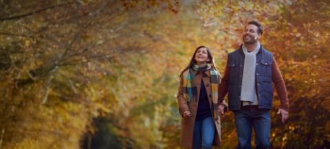 couple en balade en forêt en automne