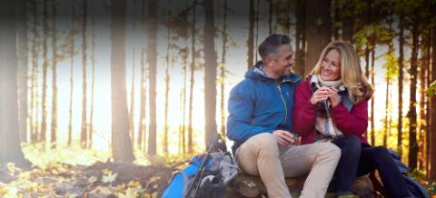 couple de randonneurs en pique-nique