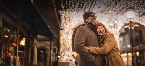 couple sour une guirlande lumineuse