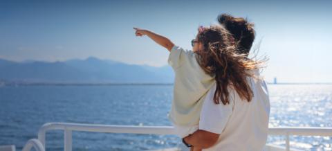 Père et fille sur un bateau