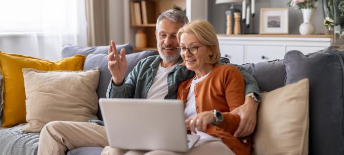 couple senior dans le canapé 