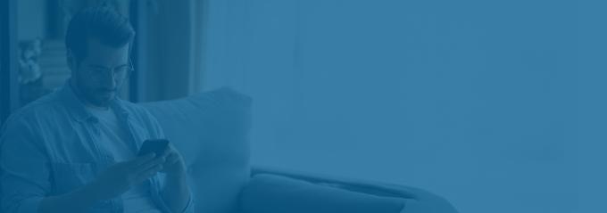 Couple Senior devant leur laptop