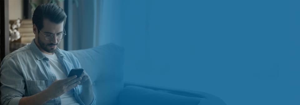 Couple Senior devant leur laptop