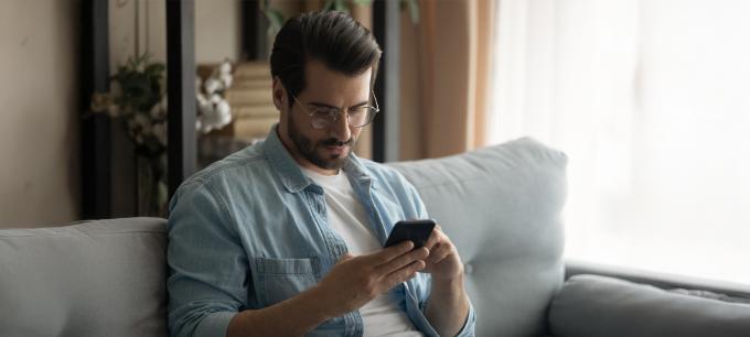 homme concentré sur son smartphone