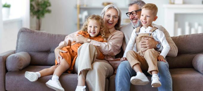 famille dans le canapé