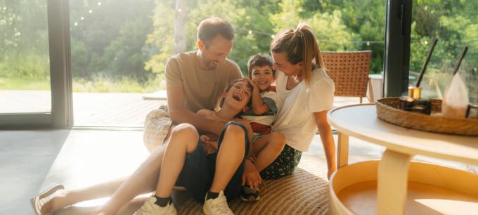 famille heureuse dans le salon 